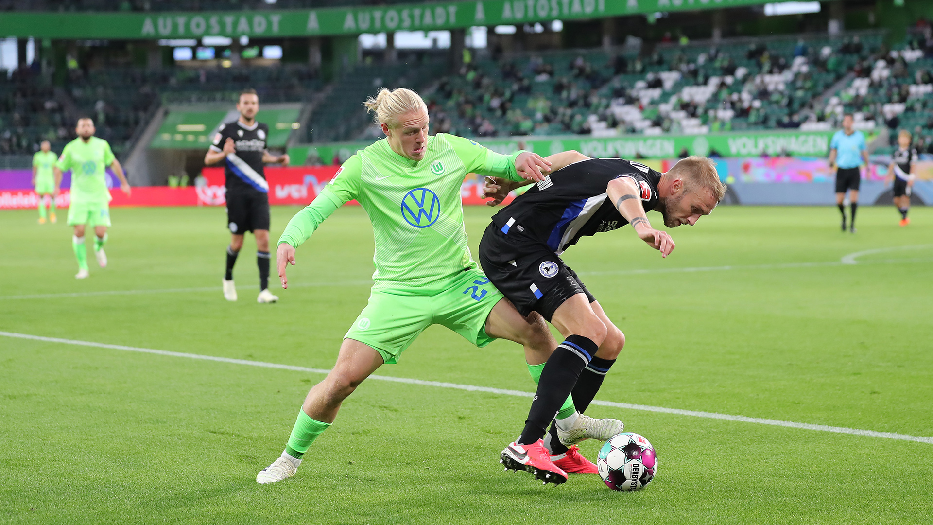 Xaver Schlager vom VfL Wolfsburg im engen Zweikampf mit einem Gegenspieler von Bielefeld.