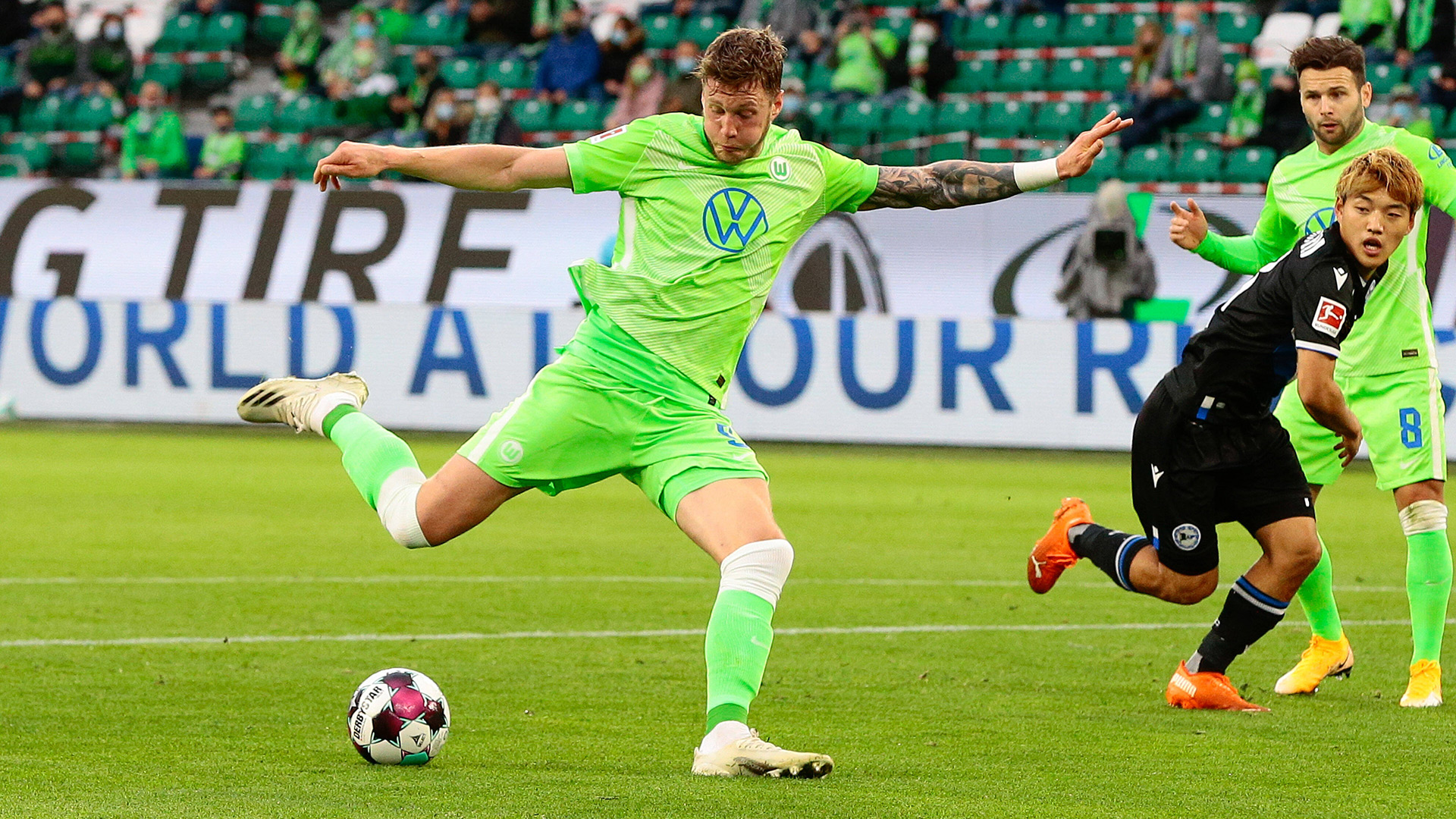 Unser Torschütze Wout Weghorst beim Torschuss zum 1:0 gegen Bielefeld.