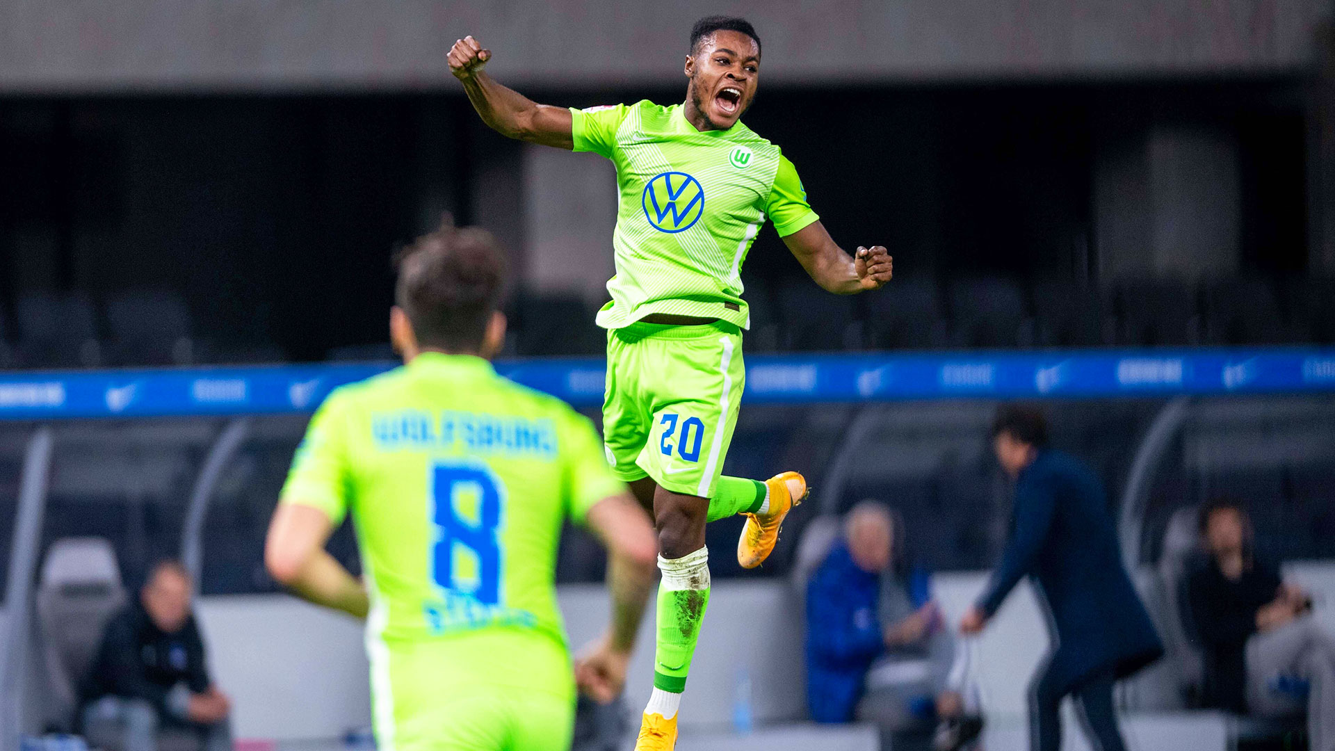 Baku Ridle springt nach dem ersten Tor für den VfL Wolfsburg in die Luft und ballt die Faust.