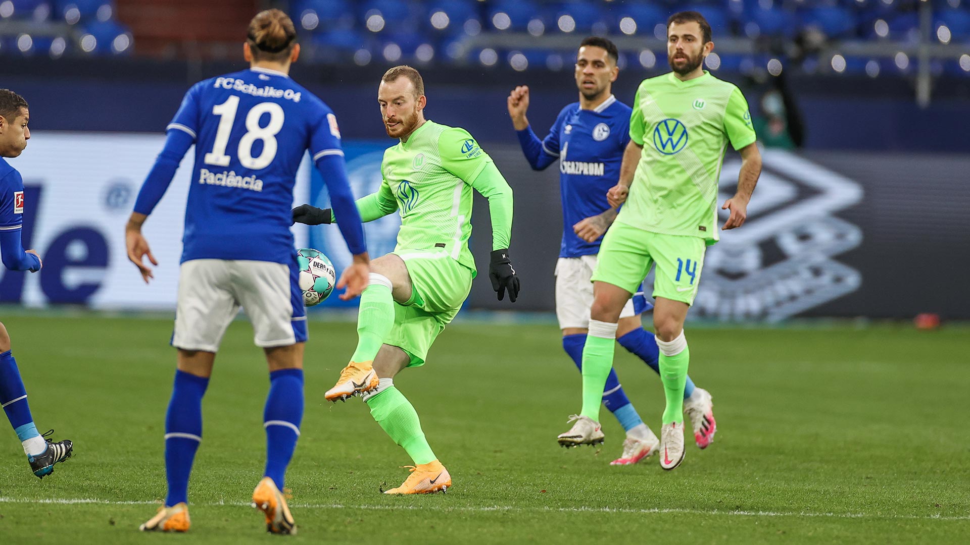 VfL Wolfsburg Spieler Arnold am Ball gegen Schalke 04.