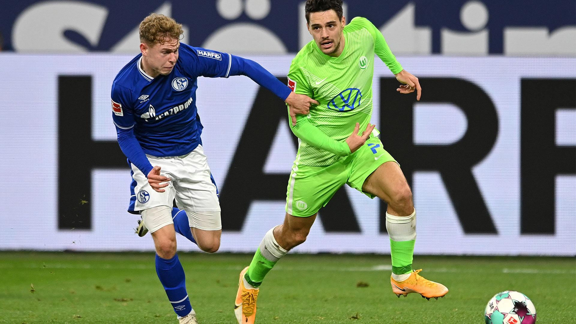 Josip Brekalo flitzt mit dem Ball am Fuß seinem Gegner von Schalke davon.