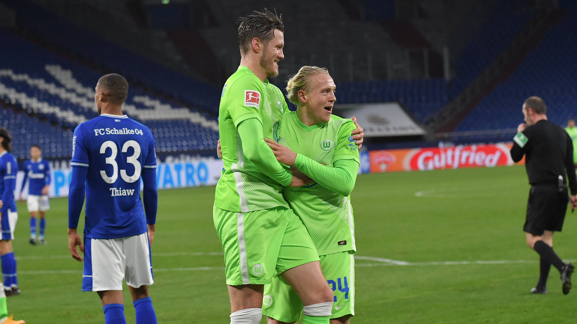 Xaver Schlager und Wout Weghorst umarmen sich jubelnd, beide schossen ein Tor beim Spiel gegen Schalke 04.