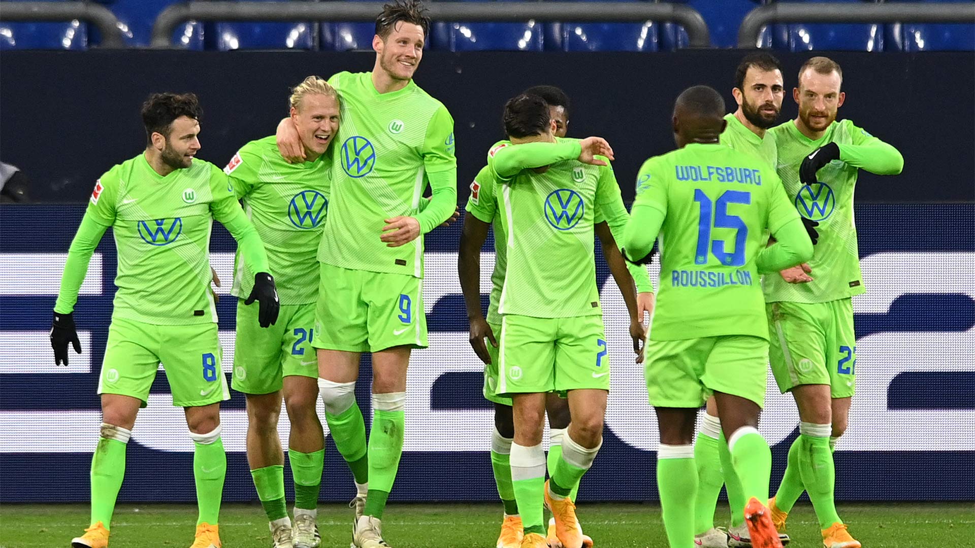 Die Wölfe laufen gemeinsam jubelnd und gratulierend über den Platz nach der Führung gegen Schalke.