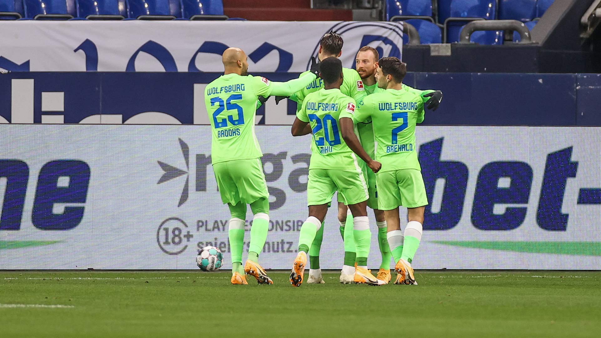 Die Wölfe Weghorst, Schlager, Arnold, Brekalo und Baku umarmen sich nach einem Tor gegen Schalke 04.