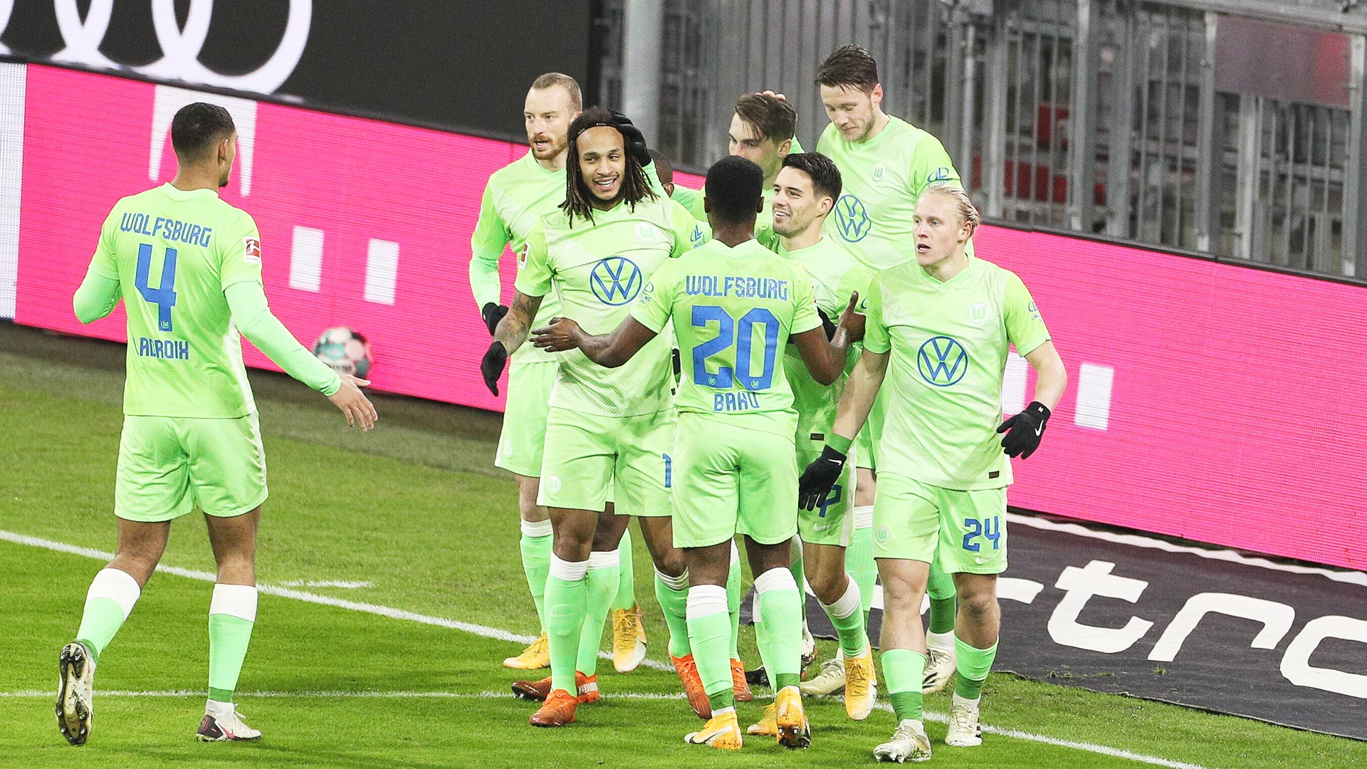 Das Team des VfL Wolfsburg jubelt nach einem Tor gegenFC Bayern München.