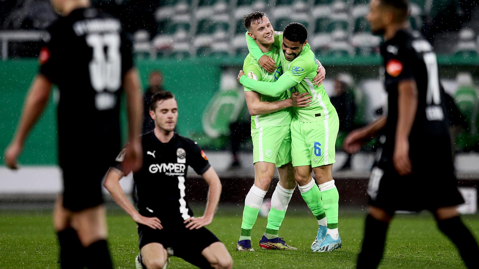 Otavio und Gerhardt Gerhardt nehmen sich nach einem erzielten Tor für den VfL Wolfsburg in den Arm. 