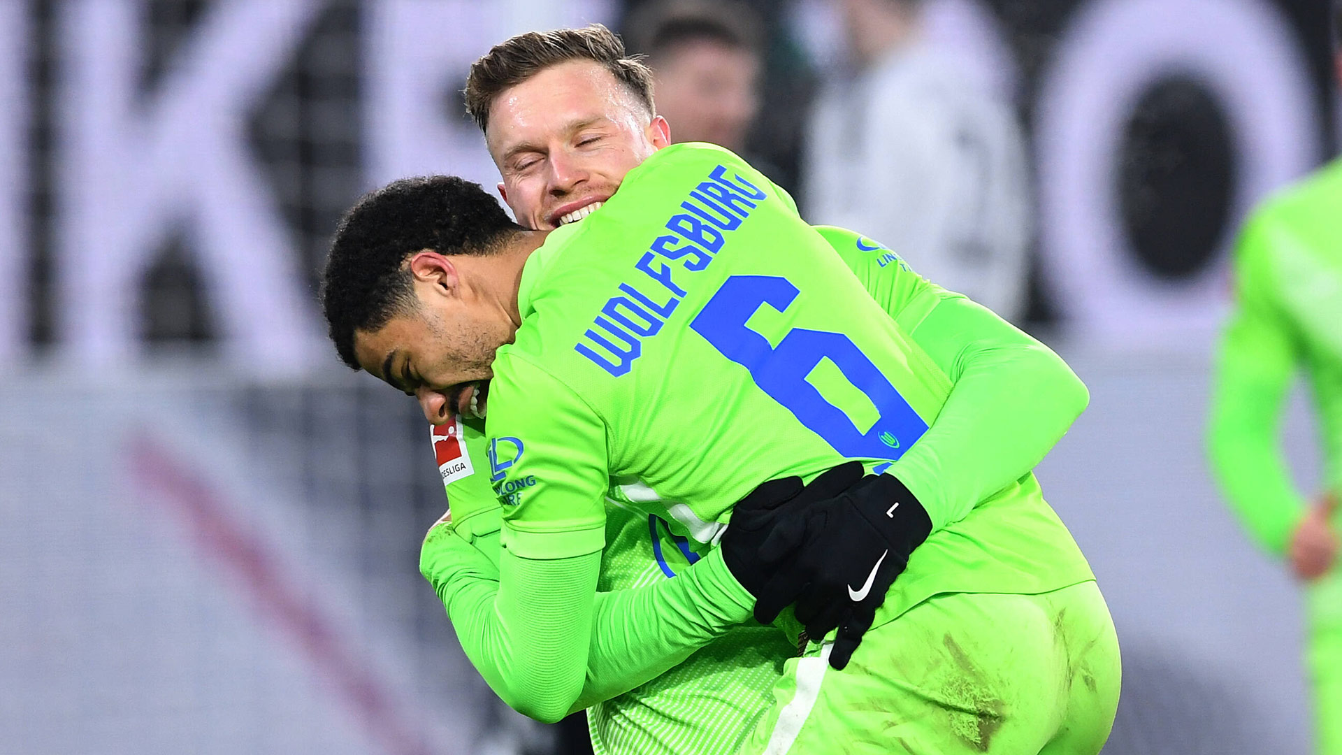 VfL Wolfsburgs Spieler Gerhardt und Otavio umarmen sich vor lauter Freude über das Tor von Gerhardt.