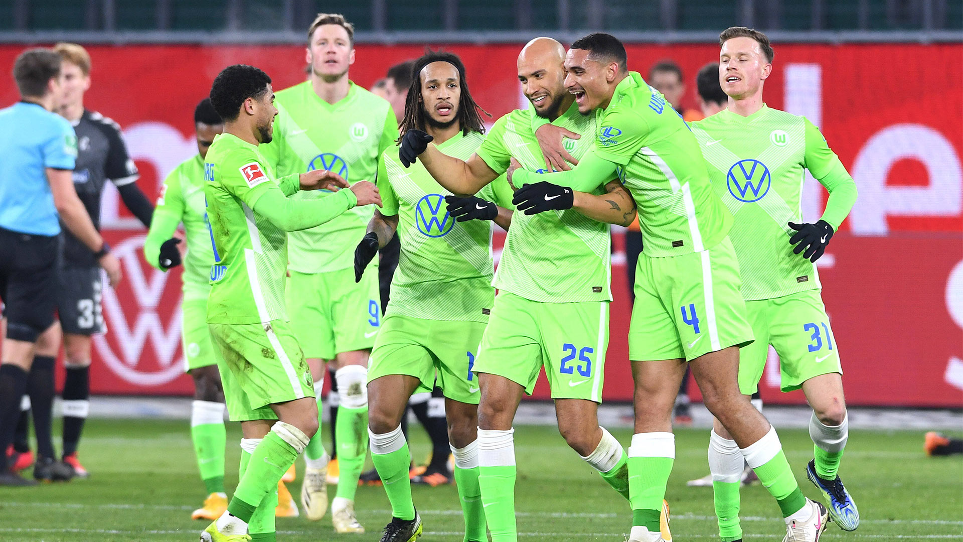 Die Wölfe rennen zusammen und jubeln gemeinsam über ihr Tor gegen SC Freiburg.