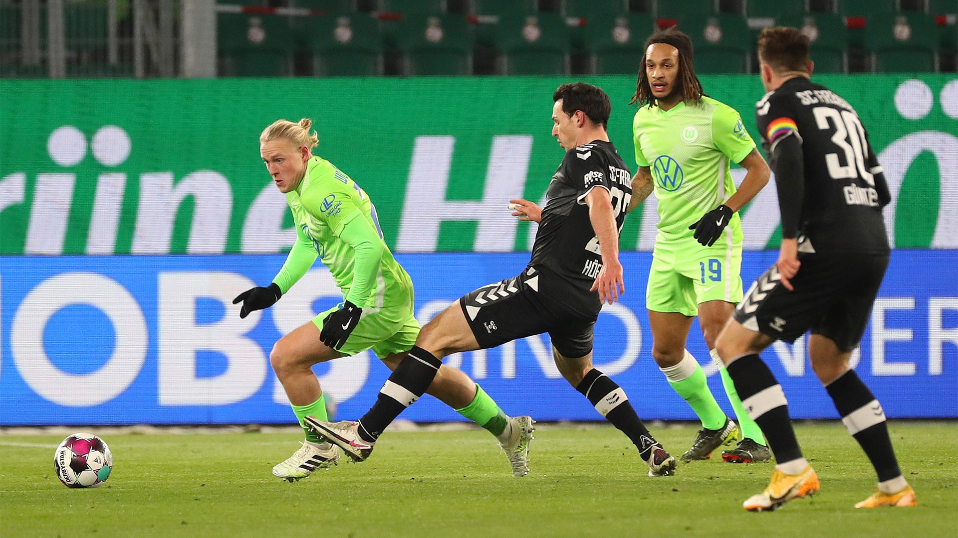 Xaver Schlager kämpft um den Ball gegen den SC Freiburg, Mbabu kommt zur Hilfe.