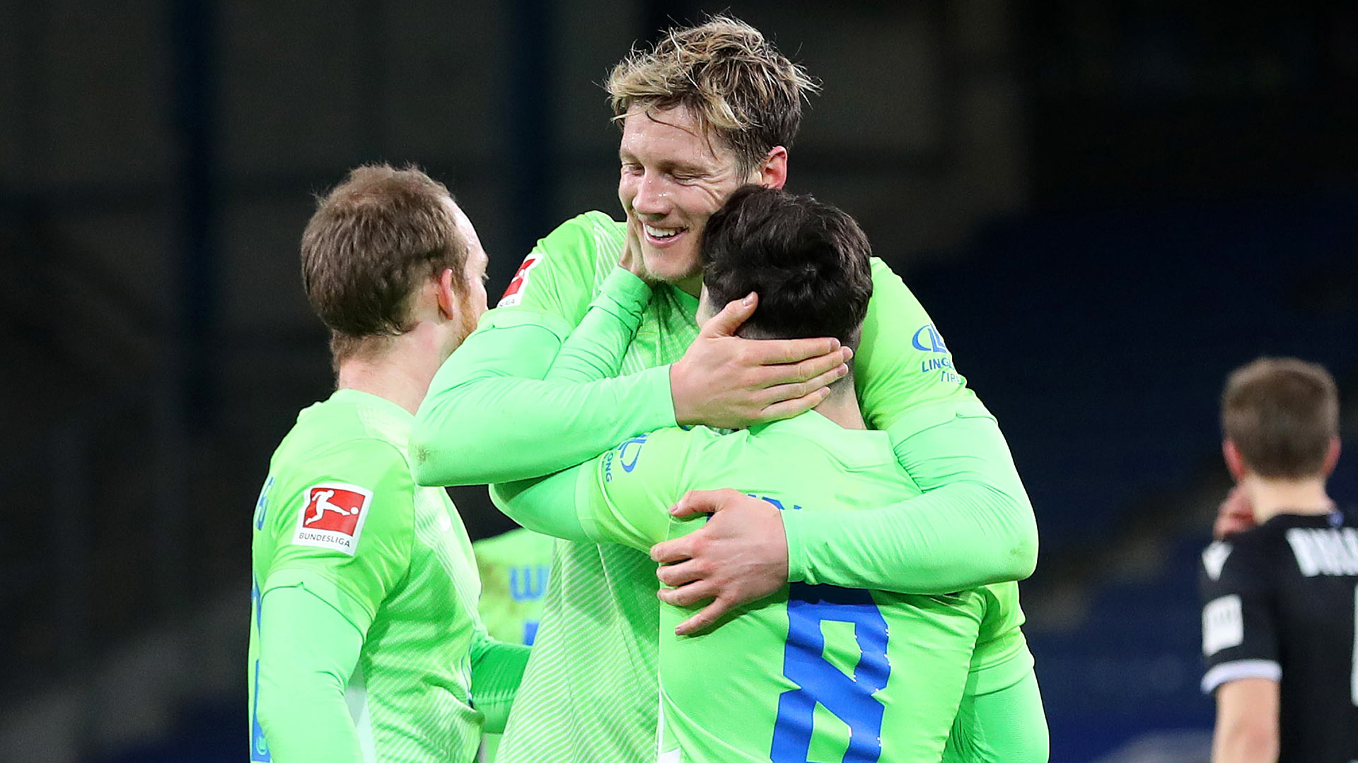 Die Spieler des VfL Wolfsburg bejubeln den Sieg.