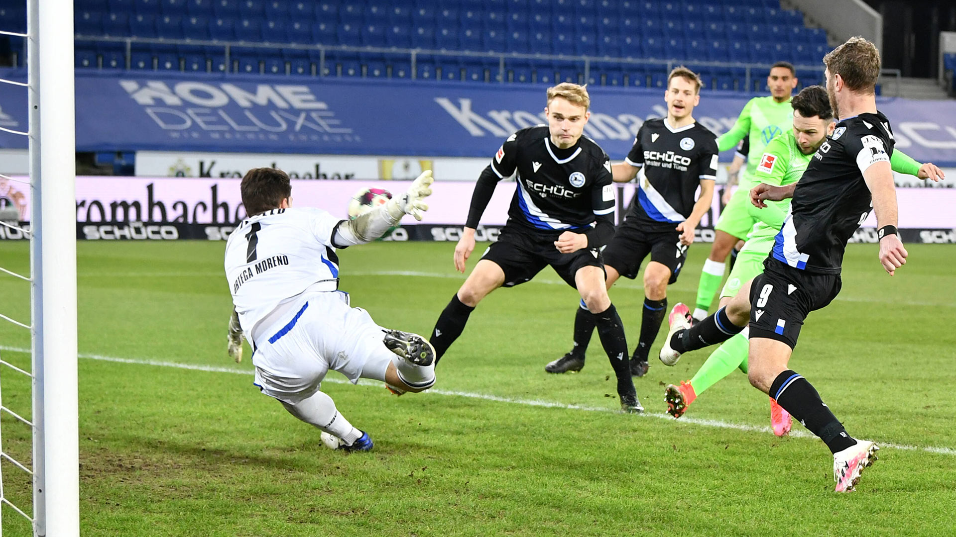 Renato Steffen trifft aus kurzer Distanz das Tor im Spiel der Wölfe gegen Bielefeld.
