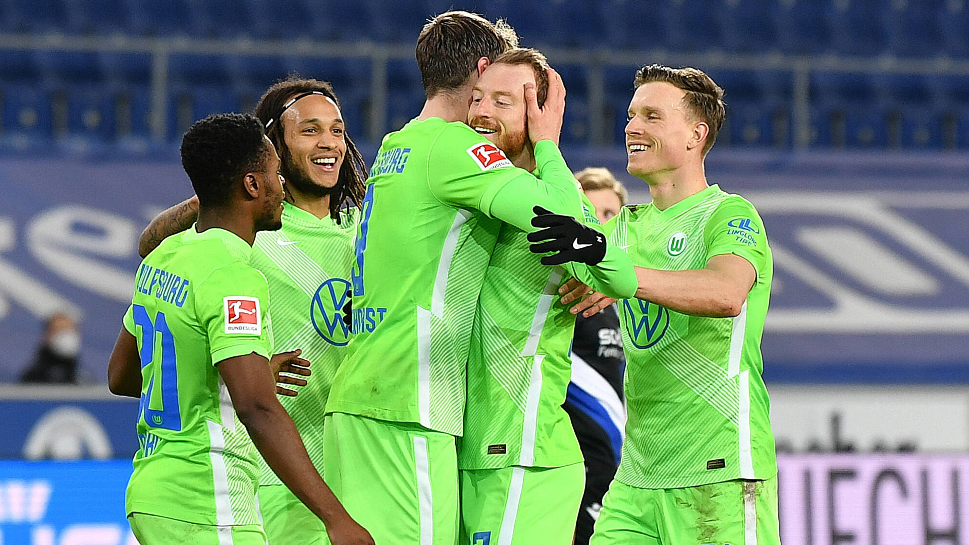 Die Spieler des VfL Wolfsburg bejubelnd ein Tor.