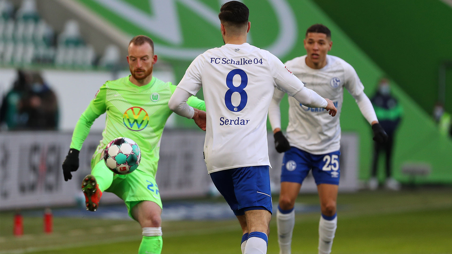 VfL Wolfsburg Spieler Arnold erkämpft sich den Ball gegen Schalke 04.