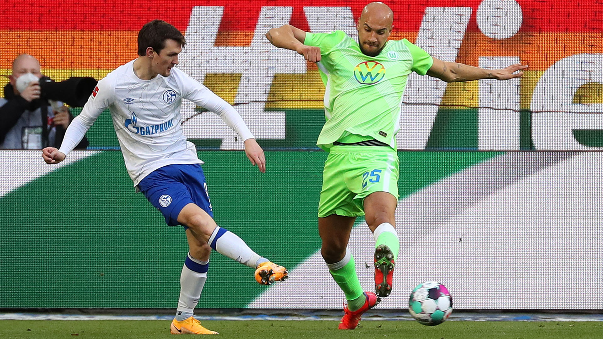 VfL Wolfsburg Spieler Brooks in einem Zweikampf mit einem Schalker.