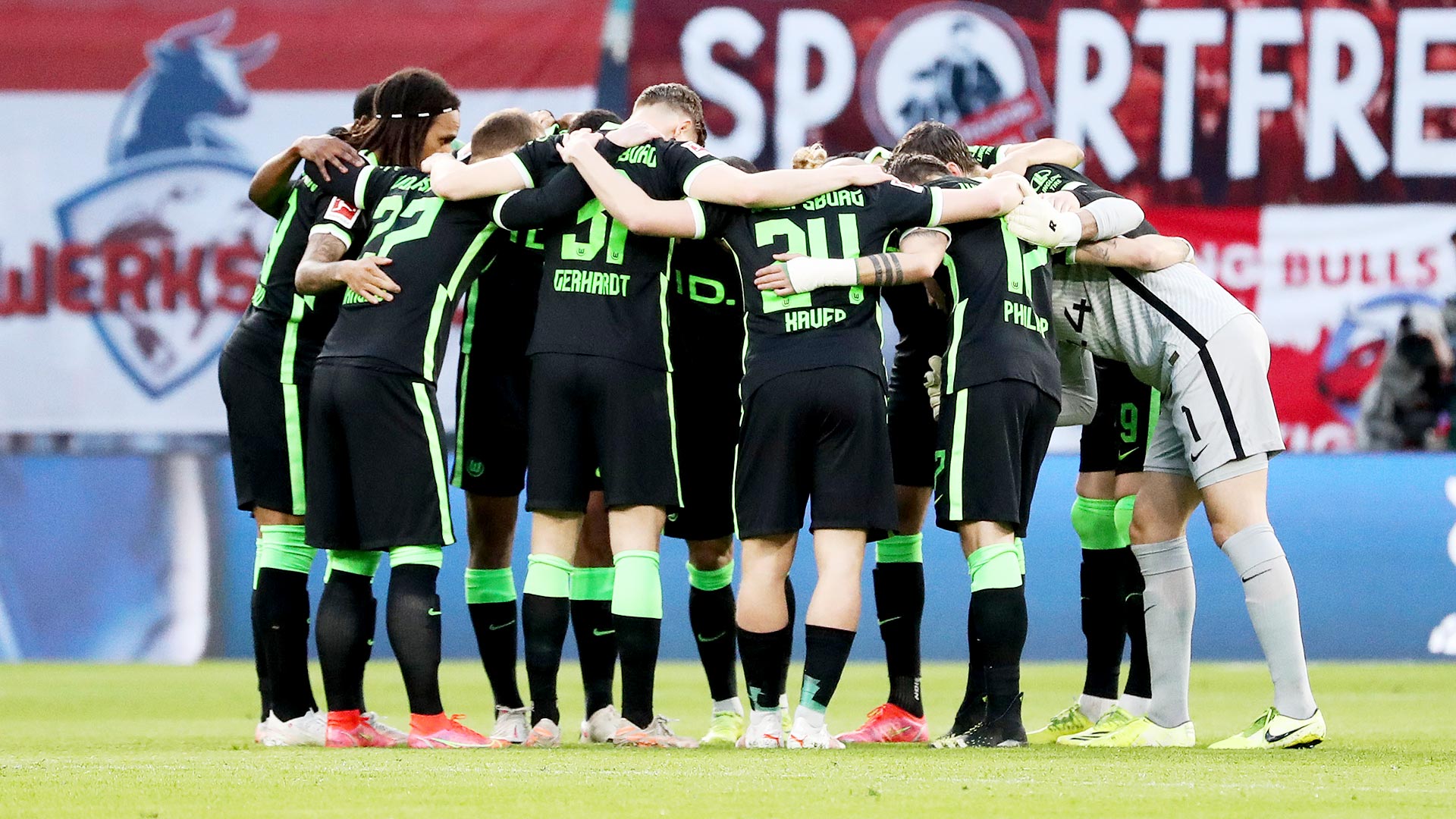 Die Spieler des VfL Wolfsburg stehen im Kreis zusammen und feuern sich vor dem Spiel gegen Leipzig an.