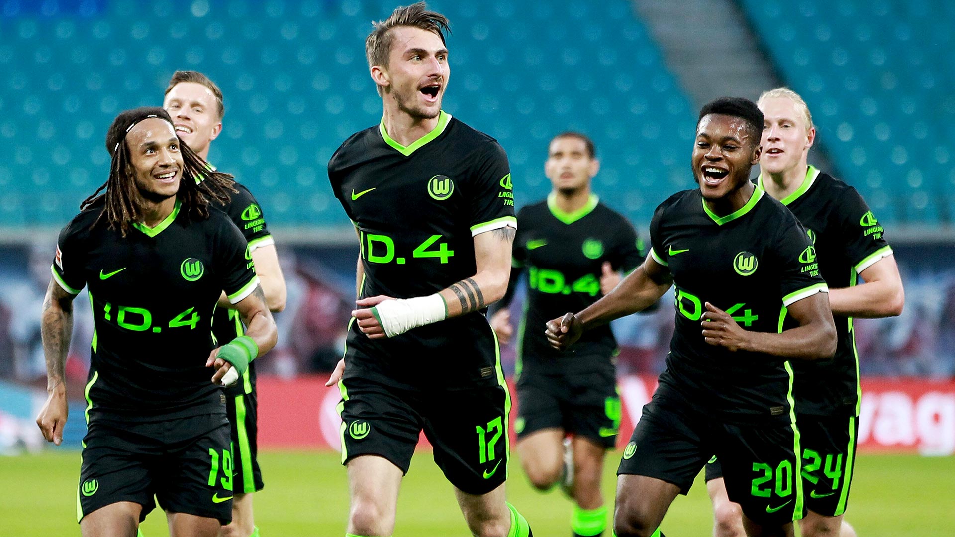 Das Team des VfL Wolfsburg feiert gemeinsam mit dem Torschützen Maximilian Philipp das erzielte Tor.