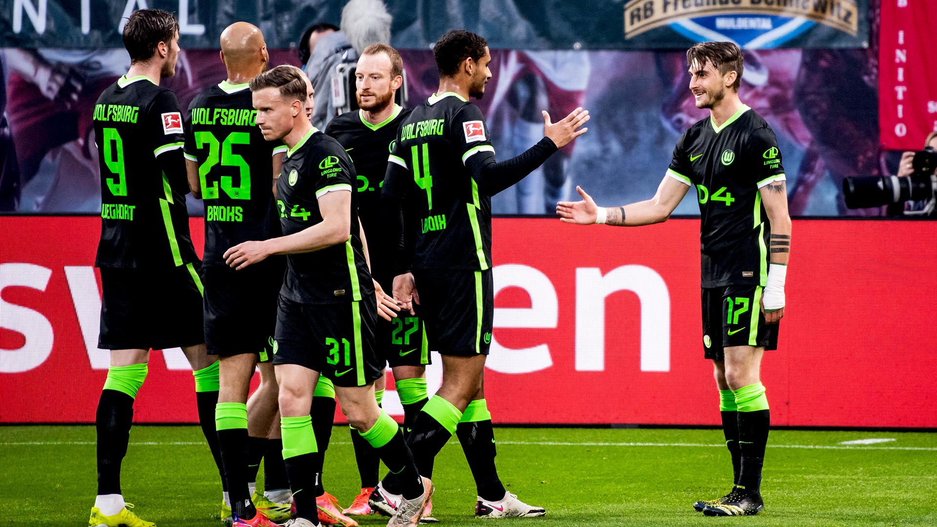 Das Team des VfL Wolfsburg feiert den Einzug in die Champions League.