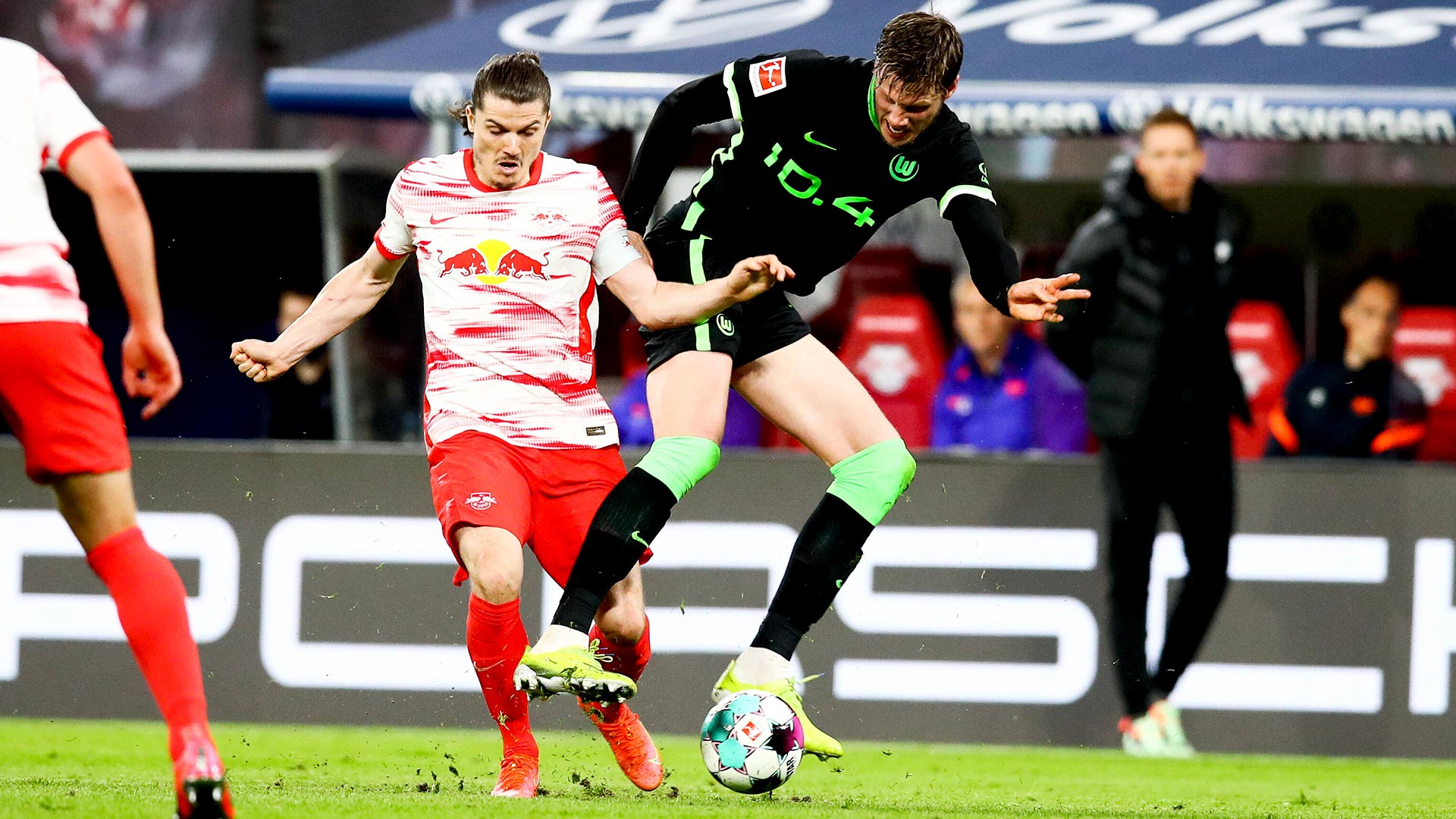 Wout Weghorst kämpft um einen Ball gegen ein Spieler aus Leipzig.